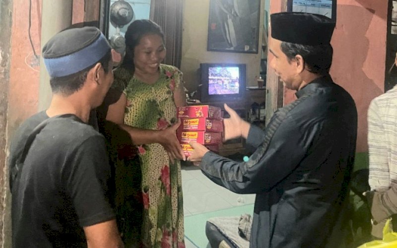 BERBAGI. Ketua DPRD Kota Makassar, Rudianto Lallo, menyerahkan makanan sahur kepada salah seorang warga di RT 1, RW 8, Kampung Tidung Mariolo, Kelurahan Tidung, Kecamatan Rappocini, Kota Makassar, Minggu (26/3/2023) dini hari. foto: istimewa