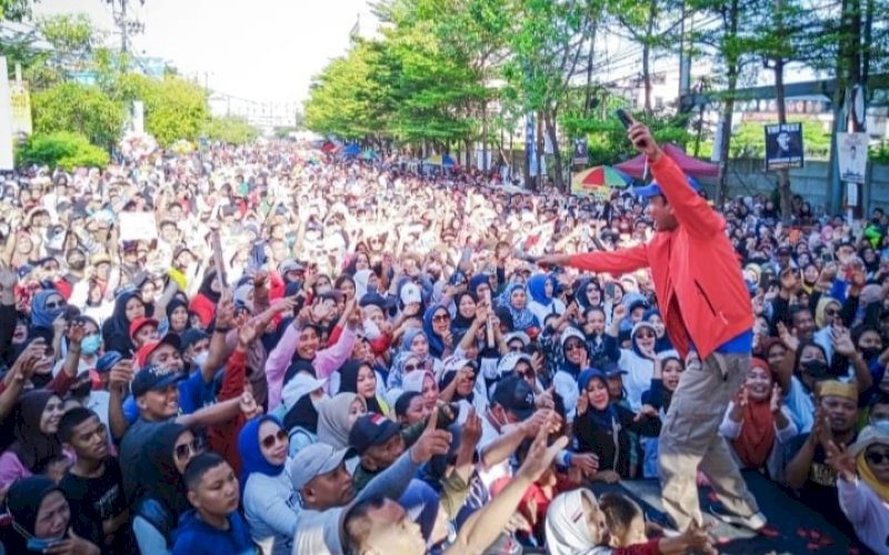 ANAK RAKYAT. Ketua DPRD Kota Makassar, Rudianto Lallo, bersama puluhan ribu peserta Jalan Sehat Anak Rakyat di Jl Boulevard, Kota Makassar, Minggu (12/3/2023). foto: istimewa