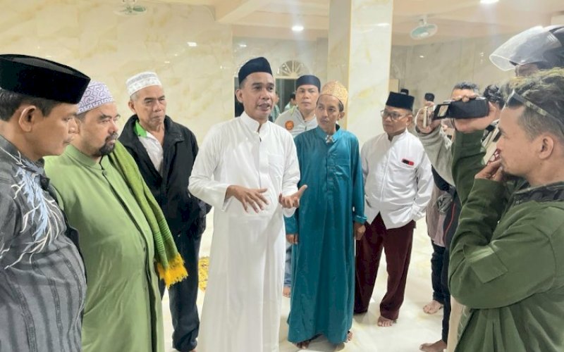 PEDULI. Ketua DPRD Kota Makassar Rudianto Lallo bersama Sekretaris MUI Makassar KH Maskur langsung mengunjungi Masjid Ittifaqul Jamaah di Jl Barukang, Kecamatan Ujung Tanah, Kota Makassar, Minggu (26/3/2023). foto: istimewa