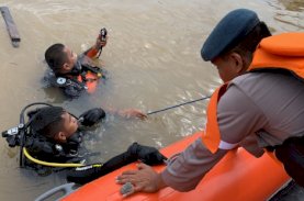 Pengemudi Mobil Dinas Kementerian Ketenagakerjaan Tenggelam di Muara Sungai Tangka, SAR Brimob Bone Lakukan Pencarian
