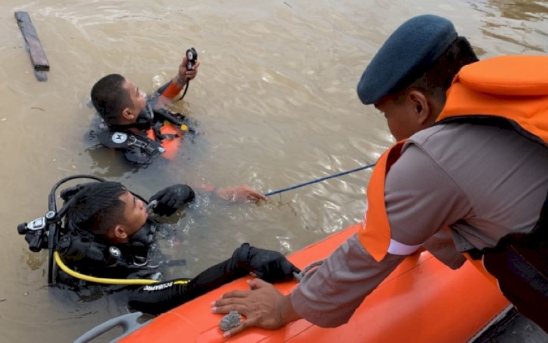 PENCARIAN. Tim SAR Batalyon C Pelopor diturunkan membantu mencari pengemudi mobil dinas yang diduga tenggelam di muara Sungai Tangka, Kabupaten Sinjai, Minggu (26/3/2023). foto: istimewa