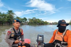 Brimob Bone Bantu Cari Pemuda Diduga Tenggelam di Sungai Walanae