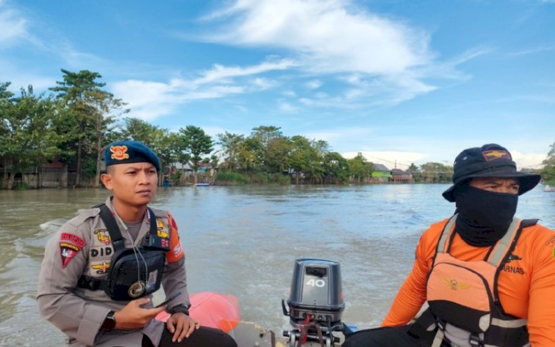 PENCARIAN. Tim SAR Brimob Bone diturunkan membantu mencari pemuda diduga tenggelam di Aliran Sungai Walanae di Kecamatan Tempe, Kabupaten Wajo, Kamis (30/3/2023). foto: istimewa