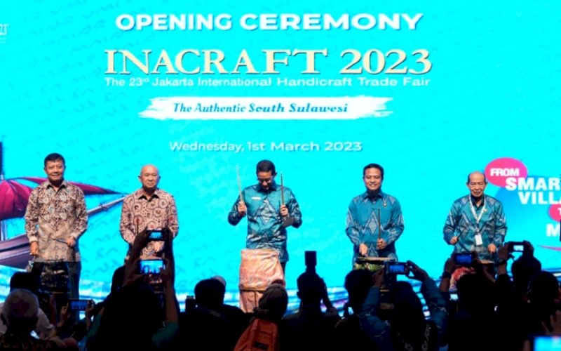 PEMBUKAAN. Menteri Pariwisata dan Ekonomi Kreatif Sandiaga Salahuddin Uno, Menteri Koperasi dan UKM Teten Masduki Ketua Umum ASHEPI Mucshin Ridjan, dan Gubernur Sulsel Andi Sudirman Sulaiman bersama-sama membuka secara resmi Inacraft 2023 di Jakarta Convention Center (JCC), Rabu (1/3/2023). foto: istimewa