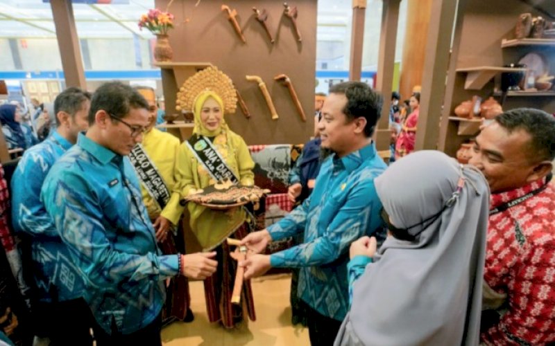 CENDERAMATA. Gubernur Sulsel Andi Sudirman Sulaiman menyerahkan keris (badik) kepada Menparekraf RI Sandiaga Salahuddin Uno saat meninjau Paviliun Pemprov Sulsel di sela-sela pembukaan Inacraft 2023 di Jakarta Convention Center, Rabu (1/3/2023). foto: istimewa