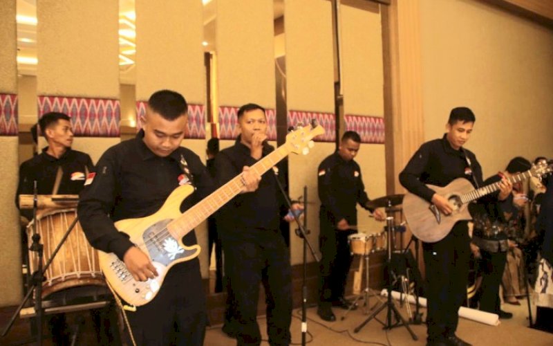 MEMUKAU. Tenri Betta Perkusi kembali didaulat untuk mengisi acara hiburan pada malam apresiasi pembayar pajak KPP Pratama Watampone di Novena Hotel Bone, Kamis (2/3/2023) malam. foto: istimewa