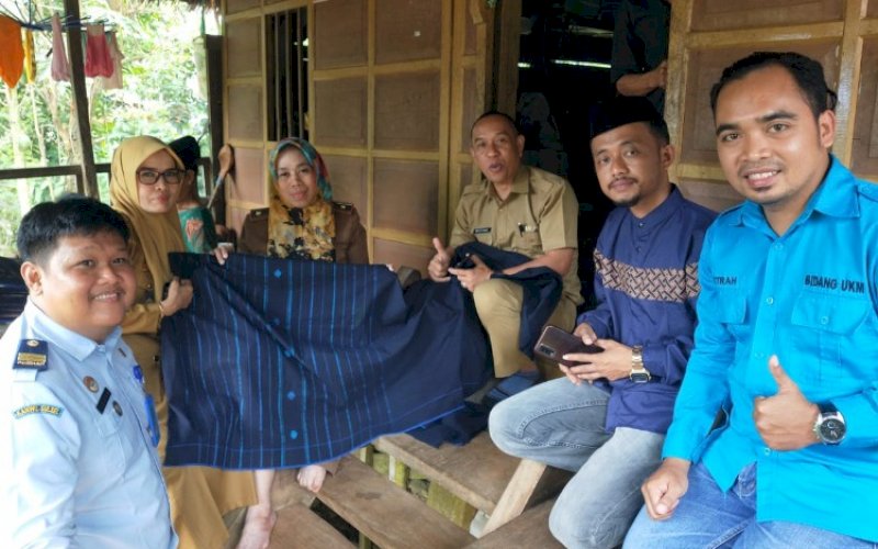 PENINJAUAN. Tim Kanwil Kementerian Hukum dan HAM Provinsi Sulsel meninjau langsung proses pembuatan tenun Kajang dalam rangka pengurusan HaKI dengan Indikasi Geografis (IG), Selasa (28/3/2023). foto: istimewa