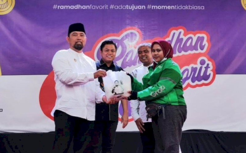 PEDULI. Kepala Dinas Perdagangan Provinsi Sulsel Andi Arwin Azis bersama Direktur Utama Perseroda Sulsel Yasir Machmud membagikan 1.500 paket sembako dari PT Vale Indonesia Tbk kepada masyarakat kurang mampu di acara Ramadan Favorit 1444 H di Monumen Mandala, Makassar, Senin (27/3/2023). foto: istimewa