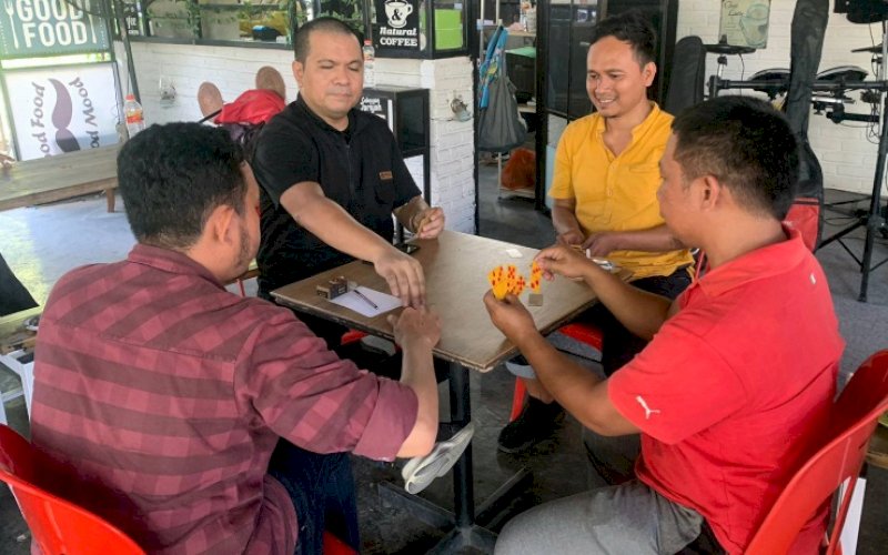 LOMBA DOMINO. dr Wachyudi Muchsin (kedua kiri), turun langsung mengikuti lomba domino di Studio Cafe TVRI Sulsel, Kota Makassar, Jumat (17/3/2023). foto: istimewa