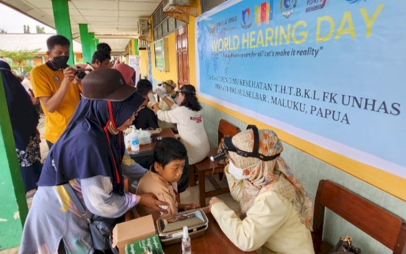 PEMERIKSAAN KESEHATAN. Perhimpunan Dokter Spesialis Telinga Hidung dan Tenggorok Bedah Kepala Leher Indonesia (PERHATI-KL) Cabang Sulselbar, Maluku, Papua mengadakan edukasi, penyuluhan, dan pemeriksaan kesehatan telinga sebagai puncak peringatan World Hearing Day (WHD) atau Hari Pendengaran Sedunia, Sabtu (18/3/2023). foto: istimewa