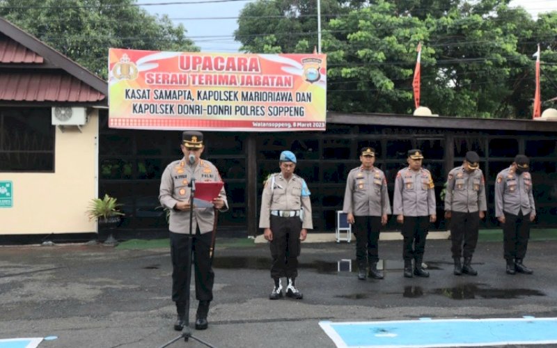 PENGARAHAN. Kapolres Soppeng, AKBP Muh Yusuf Usman, memberikan pengarahan saat memimpin apel pimpinan di halaman Mapolres Soppeng, Senin (13/3/2023). foto: istimewa