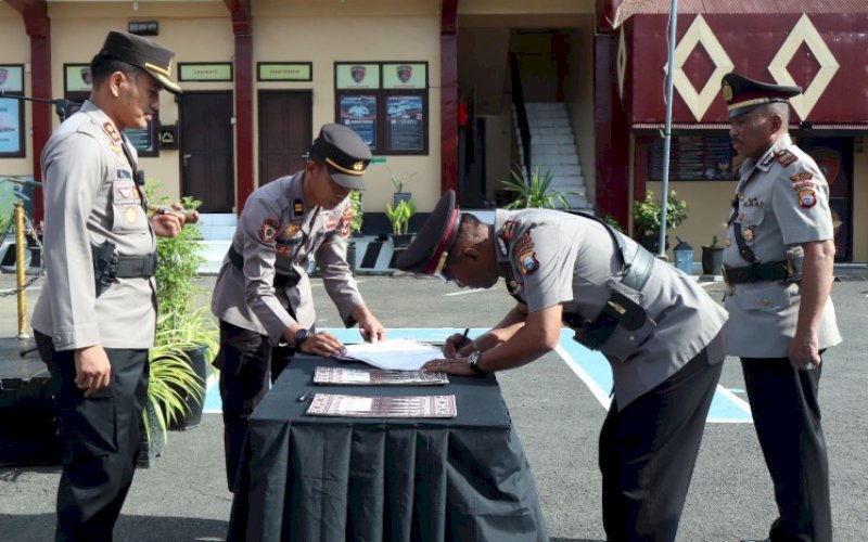 SERTIJAB. Kapolres Soppeng, AKBP Muh Yusuf Usman (kiri), memimpin langsung pelaksanaan upacara Serah Terima Jabatan (Sertijab) Kasat Samapta, Kapolsek Marioriawa, dan Kapolsek Donri-donri di halaman Apel Mapolres Soppeng, Rabu (8/3/2023). foto: istimewa