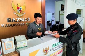 Brimob Bone Salurkan Zakat Profesi Melalui Baznas