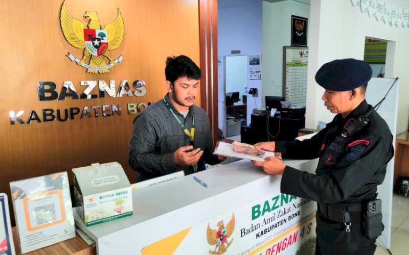 PENYERAHAN. Wadanyon C Pelopor Sarbrimob, AKP Darfin Tahrir, menyerahkan zakat profesi personel Batalyon C Pelopor Satbrimob Polda Sulsel yang diterima staf bidang pengumpulan Baznas Kabupaten Bone, Senin (27/3/2023). foto: istimewa