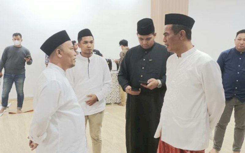 BERBINCANG. Ketua KNPI Provinsi Sulsel, Andi Surahman Batara, berbincang dengan Andi Amran Sulaiman saat buka puasa bersama di AAS Building, Kantor Andi Amran Sulaiman, beberapa waktu lalu. foto: istimewa