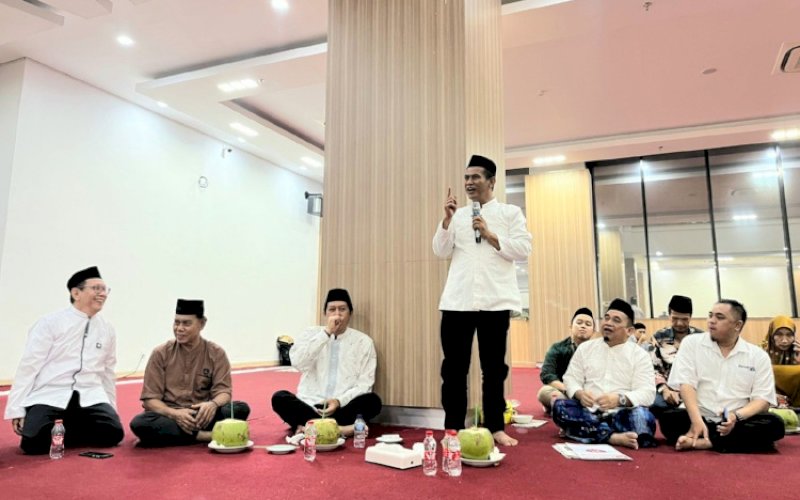 BUKA PUASA. Pendiri&nbsp;Tiran Group, Andi Amran Sulaiman, bersilaturahmi dan berbuka puasa bersama insan pers se-Kota Makassar di AAS Building, Jl Urip Sumoharjo, Kota Makassar, Jumat (14/4/2023). foto: istimewa