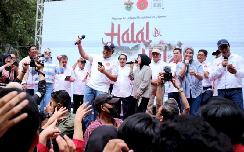 HALALBIHALAL. Ketua Umum IKA Unhas Andi Amran Sulaiman dan Ketua IKA Unhas Sulsel Moh Ramdhan Pomanto dan lainnya tampil di atas panggung Temu Nasional Alumni dan Halalbihalal IKA Unhas di Taman Wisata&nbsp;Alam Bantimurung, Kabupaten Maros, Kamis (27/4/2023). foto: istimewa
