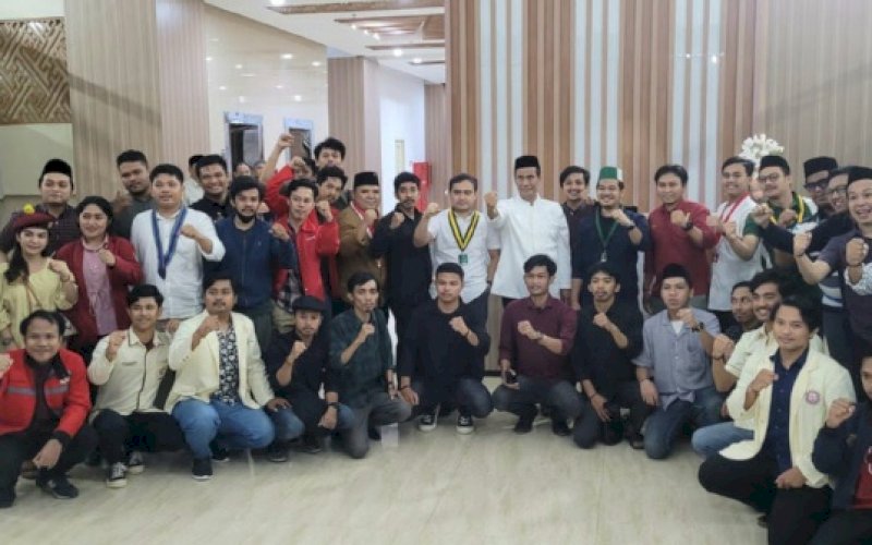 SILATURAHMI. Ketua Umum IKA Unhas, Andi Amran Sulaiman (AAS), menerima kunjungan silaturahmi dan audiensi mahasiswa Kelompok Cipayung Plus yang ada di Makassar di ruang rapat AAS Foundation, AAS Building, Jl Urip Sumoharjo, Kota Makassar, Rabu (5/4/2023). foto: istimewa