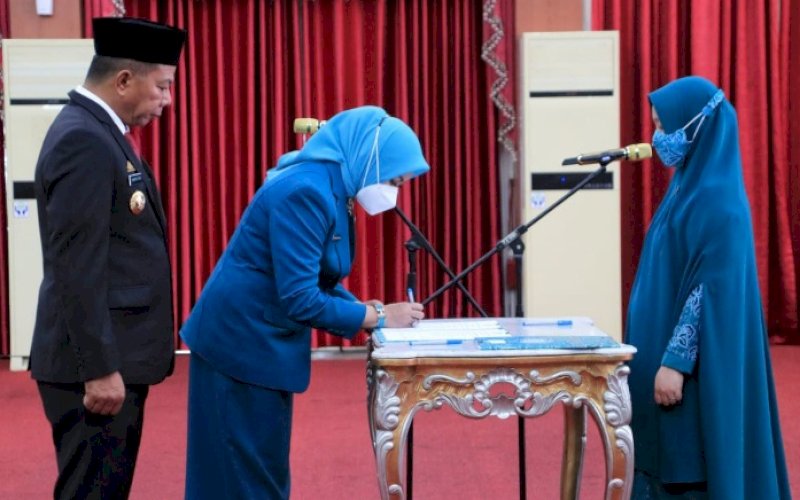 PELANTIKAN. Ketua Tim Penggerak (TP) PKK Provinsi Sulsel Naoemi Octarina melantik Andi Herfida Attas sebagai Ketua Tim Penggerak PKK Kabupaten Bulukumba yang juga dihadiri Bupati Bulukumba Andi Muchtar Ali Yusuf di Baruga Karaeng Pattingalloang, Rumah Jabatan Gubernur Sulsel, Senin (10/4/2023). foto: istimewa