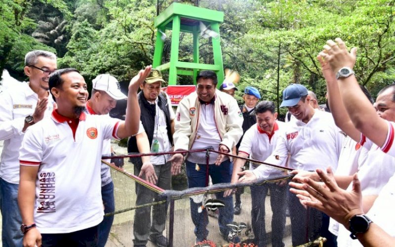 PELEPASAN. Gubernur Sulsel Andi Sudirman Sulaiman bersama Ketua Umum IKA Unhas Andi Amran Sulaiman, Rektor Unhas Prof Jamaluddin Jompa, dan Bupati Maros AS Chaidir Syam melepas 19 jenis spesies kupu-kupu dan menanam bibit pohon endemik eboni (kayu hitam) di sela-sela Temu Nasional Alumni dan Halalbihalal IKA Unhas di Taman Wisata&nbsp;Alam Bantimurung, Kabupaten Maros, Kamis (27/4/2023). foto: istimewa