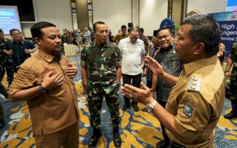 HLM TPID. Bupati Bulukumba Andi Muchtar Ali Yusuf berbincang dengan Gubernur Sulsel Andi Sudirman Sulaiman pada High Level Meeting (HLM) Tim Pengendalian Inflasi Daerah (TPID) Provinsi Sulsel Tahun 2023 di Hotel Claro Makassar, Selasa (4/4/2023). foto: istimewa