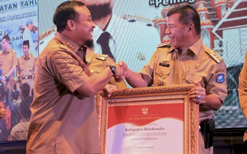 PENGHARGAAN. Gubernur Sulsel Andi Sudirman Sulaiman menyerahkan penghargaan kepada Bupati Bulukumba Andi Muchtar Ali Yusuf di sela-sela pelaksanaan Musrenbang Provinsi Sulsel di Hotel Claro Makassar, Senin (17/4/2023). foto: istimewa