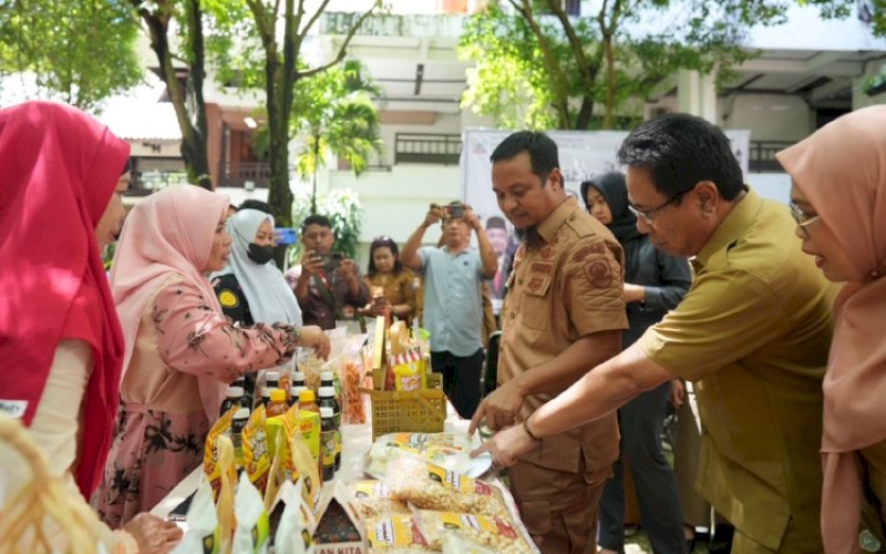 BAZAR. Gubernur Sulsel, Andi Sudirman Sulaiman, memantau tenant usai membuka secara resmi Bazar Gempita Ramadan yang dilaksanakan di Pelataran Kantor Gubernur Sulsel, Jl Urip Sumoharjo, Kota Makassar, Senin (3/4/2023). foto: istimewa