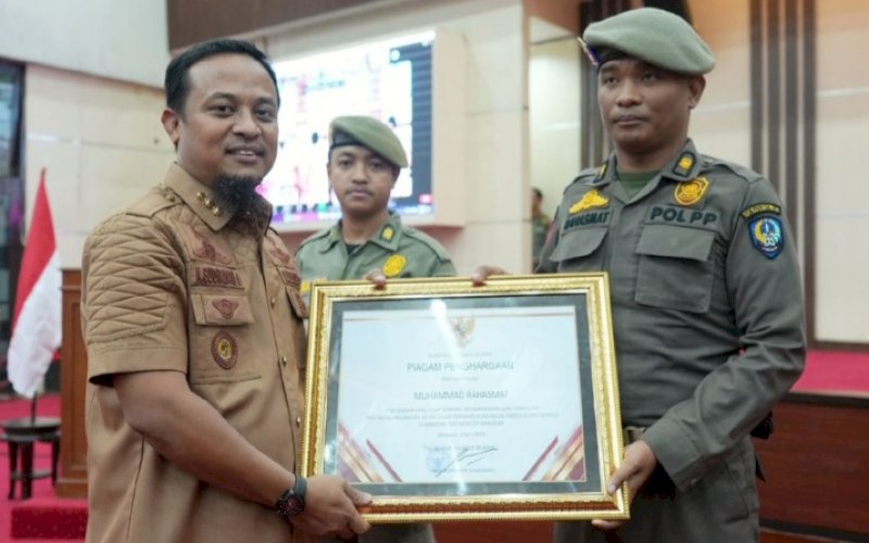 PENGHARGAAN. Gubernur Sulsel, Andi Sudirman Sulaiman, menyerahkan penghargaan kepada tiga personel Satpol PP dalam apel pagi di Ruang Pola Kantor Gubernur Sulsel, Jl Urip Sumoharjo, Kota Makassar, Senin (3/4/2023). foto: istimewa
