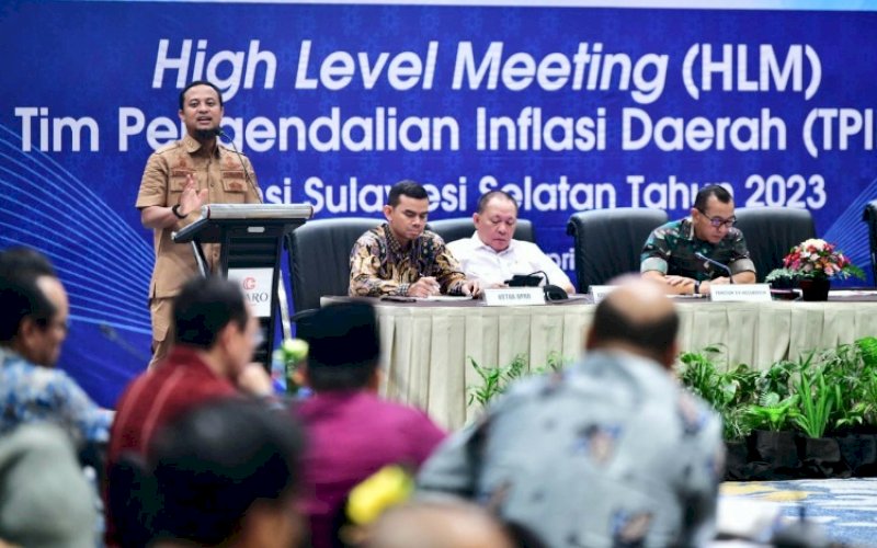 BERI ARAHAN. Gubernur Sulsel, Andi Sudirman Sulaiman, membuka dan memberikan arahan pada High Level Meeting (HLM) Tim Pengendalian Inflasi Daerah (TPID) Provinsi Sulsel Tahun 2023 di Hotel Claro Makassar, Selasa (4/4/2023). foto: istimewa