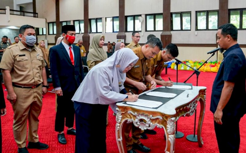 PELANTIKAN. Gubernur Sulsel, Andi Sudirman Sulaiman, melakukan Pengambilan Sumpah/Janji dan Pelantikan kepada 13 ASN di Lingkup Pemprov Sulsel di Ruang Pola Kantor Gubernur Sulsel, Selasa (18/4/2023). foto: istimewa