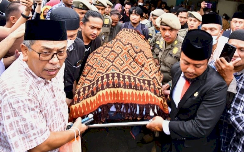 PELEPASAN. Gubernur Sulsel Andi Sudirman Sulaiman (kanan) melepas jenazah Almarhum Wakil Bupati Luwu Syukur Bijak di RSUP Wahidin Sudirohusodo Makassar, Kamis (6/4/2023). foto: istimewa