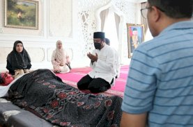 Gubernur Sulsel Melayat dan Sampaikan Belasungkawa Berpulangnya Rapsel Ali