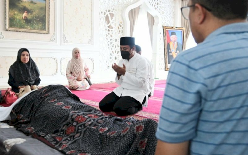 MELAYAT. Gubernur Sulsel, Andi Sudirman Sulaiman, melayat di rumah duka almarhum Muhammad Rapsel Ali di Jl Bonto Mangape, Kota Makassar, Minggu (9/4/2023). foto: istimewa