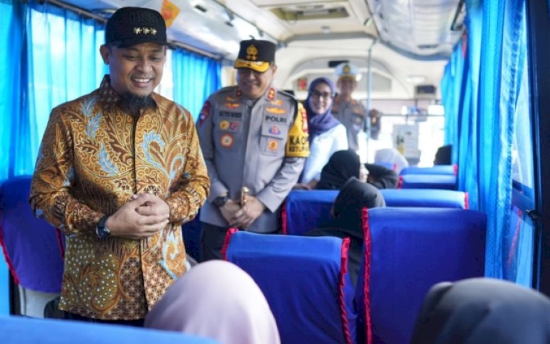MUDIK GRATIS. Gubernur Sulsel, Andi Sudirman Sulaiman, menyapa peserta mudik gratis pada pelepasan 420 peserta mudik gratis di halaman Rumah Jabatan Gubernur Sulsel, Kamis (20/4/2023). foto: istimewa