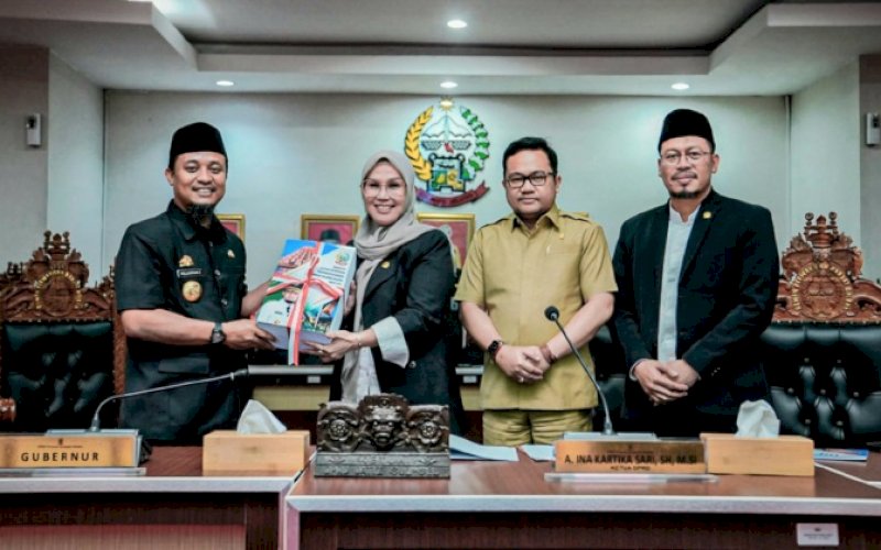 RAPAT PARIPURNA. Gubernur Sulsel, Andi Sudirman Sulaiman, usai menyampaikan Nota Pengantar Laporan Keterangan Pertanggungjawaban Sulawesi Selatan Tahun Anggaran 2022 dalam Rapat Paripurna DPRD Provinsi Sulsel di Gedung DPRD Sulsel, Jumat (31/3/2023). foto: istimewa