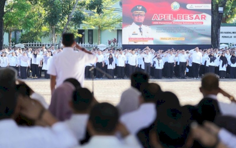 APEL BESAR. Gubernur Sulsel, Andi Sudirman Sulaiman, bertindak sebagai Pembina Apel Besar Lingkup Pemprov Sulsel di Lapangan Rumah Jabatan Gubernur Sulsel, Kota Makassar, Rabu (26/4/2023). foto: istimewa