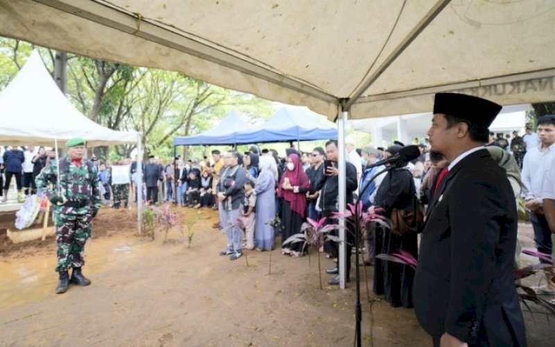 INSPEKTUR UPACARA. Gubernur Sulsel, Andi Sudirman Sulaiman, bertindak sebagai inspektur pada upacara pemakaman Almarhum Muhammad Rapsel Ali di Taman Makam Panaikang, Kota Makassar, Senin (10/4/2023). foto: istimewa