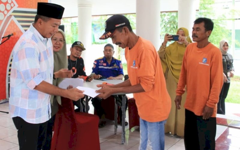 BAGI THR. Bupati Bulukumba, Andi Muchtar Ali Yusuf, membagikan THR kepada Tim Kendali Banjir di Pendopo Rujab Bupati Bulukumba, Selasa (18/4/2023). foto: istimewa