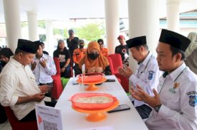 Andi Utta Tunaikan Zakat Fitrah dan Bagikan Paket Lebaran Ceria kepada Petugas Kebersihan