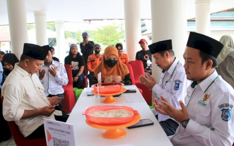 BAYAR ZAKAT. Bupati Bulukumba, Andi Muchtar Ali Yusuf, menyerahkan zakat fitrahnya kepada petugas zakat Baznas Bulukumba di Pendopo Rujab Bupati Bulukumba, Kamis (13/4/2023). foto: istimewa