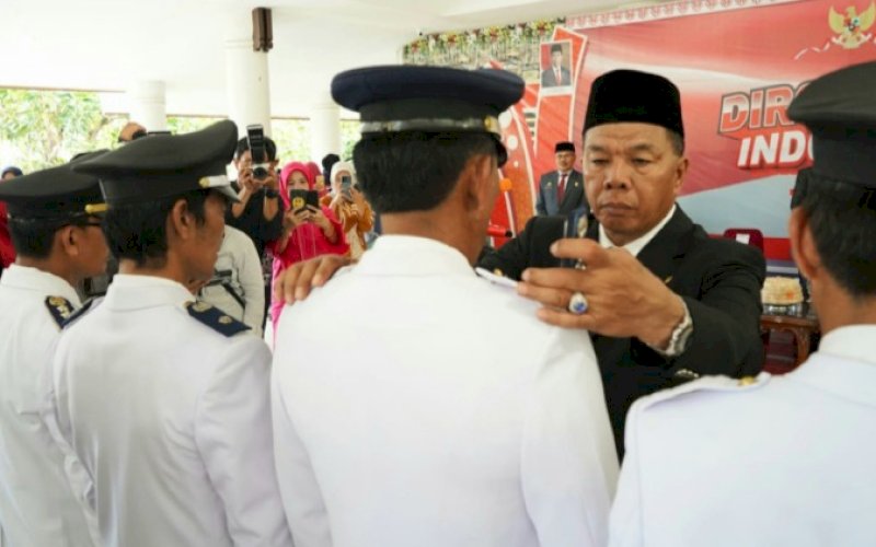 PELANTIKAN. Bupati Bulukumba, Andi Muchtar Ali Yusuf, melantik pejabat administrator (eselon 3) dan pejabat pengawas (eselon 4) di Pendopo Rujab Bupati Bulukumba, Jumat (29/4/2023). foto: istimewa