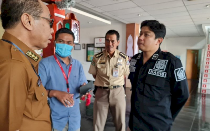 SIDAK. Kepala Dinas Tenaga Kerja dan Transmigrasi Provinsi Sulsel, Ardiles Saggaf (kanan), turun langsung sidak ke sejumlah perusahaan untuk memastikan pembayaran THR perusahaan sudah sesuai aturan, Selasa (18/4/2023). foto: istimewa