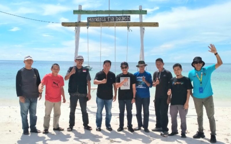 KUNJUNGAN. Kepala Disbudpar Provinsi Sulsel, Asriady Sulaiman, bersama rombongan melakukan pemantauan langsung ke sejumlah desa wisata yang dinyatakan lolos dalam 75 besar ADWI 2023 di Sulsel yang berada di tujuh kabupaten/kota, termasuk Desa Wisata Andalan Lembanna, Kecamatan Bontobahari Kabupaten Bulukumba, Sabtu-Minggu (1-2/4/2023). foto: istimewa