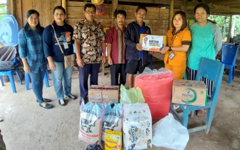 BANTUAN. Pemprov Sulsel telah menyalurkan bantuan logistik untuk korban terdampak bencana angin puting beliung di Kabupaten Tana Toraja. foto: istimewa