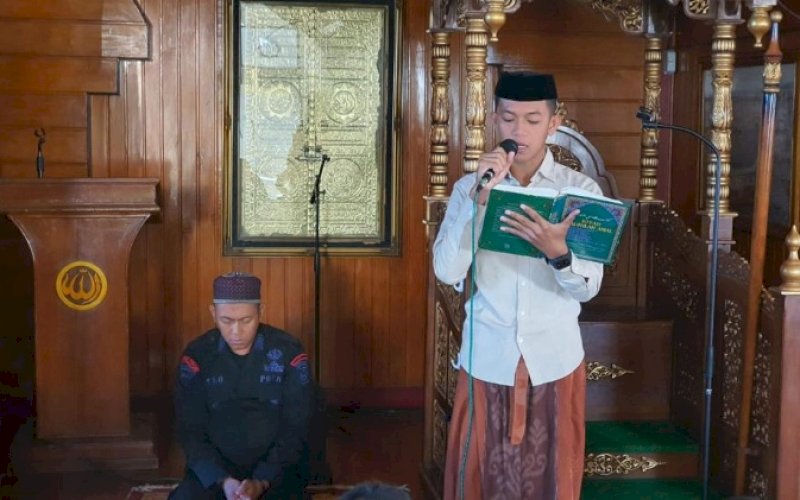 BINROHTAL. Batalyon C Pelopor Sat Brimob Polda Sulsel melaksanakan kegiatan Pembinaan Rohani dan Mental (Binrohtal) di Masjid Babul Ikhlas Mako Yon C Pelopor, Kamis (13/4/2023). foto: istimewa