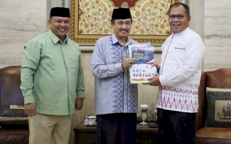 AUDIENSI. Wali Kota Makassar Moh Ramdhan Pomanto Ketua Majelis Pengurus Wilayah ISMI Sulsel AM Yusran Paris bersama rombongan di Amirullah, Kota Makassar, Sabtu (15/4/2023) malam. foto: istimewa