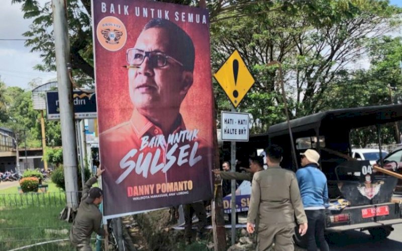 PENERTIBAN. Tim Badan Pendapatan Daerah Kota Makassar menggelar penertiban reklame di beberapa ruas jalan protokol di Kota Makassar, Rabu (26/4/2023). foto: istimewa