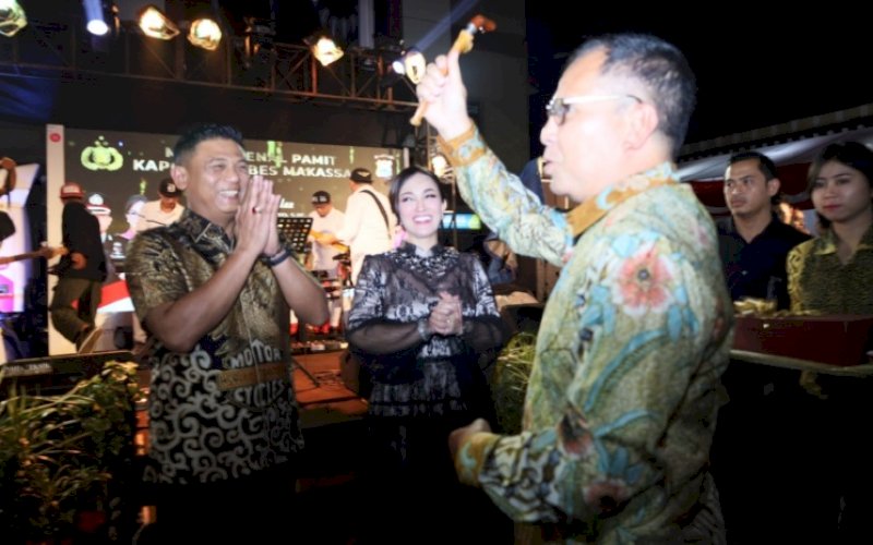 MENYAPA. Wali Kota Makassar, Moh Ramdhan Pomanto, saling menyapa dengan Kombes Pol Budi Haryanto pada Malam Kenal Pamit Kapolrestabes Makassar di Mapolrestabes Makassar, Minggu (9/4/2023). foto: istimewa
