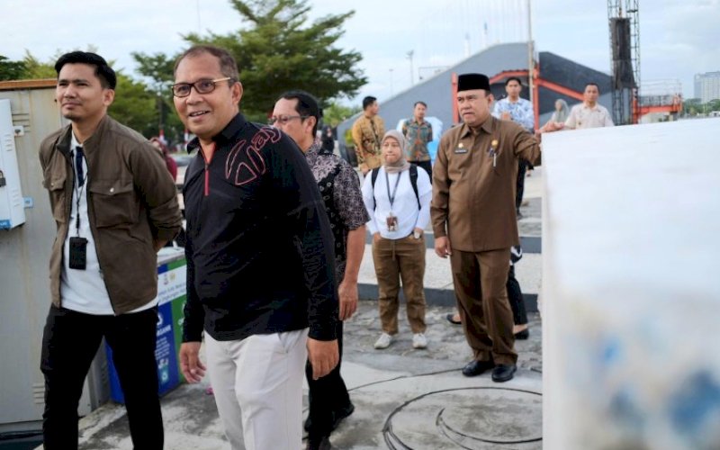 PENGECEKAN. Wali Kota Makassar, Moh Ramdhan Pomanto, melakukan finalisasi kedatangan Menteri Dalam Negeri dan upacara dalam rangka Peringatan Hari Otonomi Daerah XXVII di Anjungan Pantai Losari Makassar, Kamis (27/4/2023). foto: istimewa