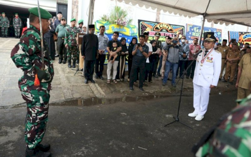 PELEPASAN. Wali Kota Makassar, Moh Ramdhan Pomanto, menjadi inspektur upacara pada Prosesi Pelepasan Jenazah Almarhum Muhammad Rapsel Ali di kediaman almarhum, Jl Bonto Mangepe, Makassar, Senin (10/4/2023). foto: istimewa